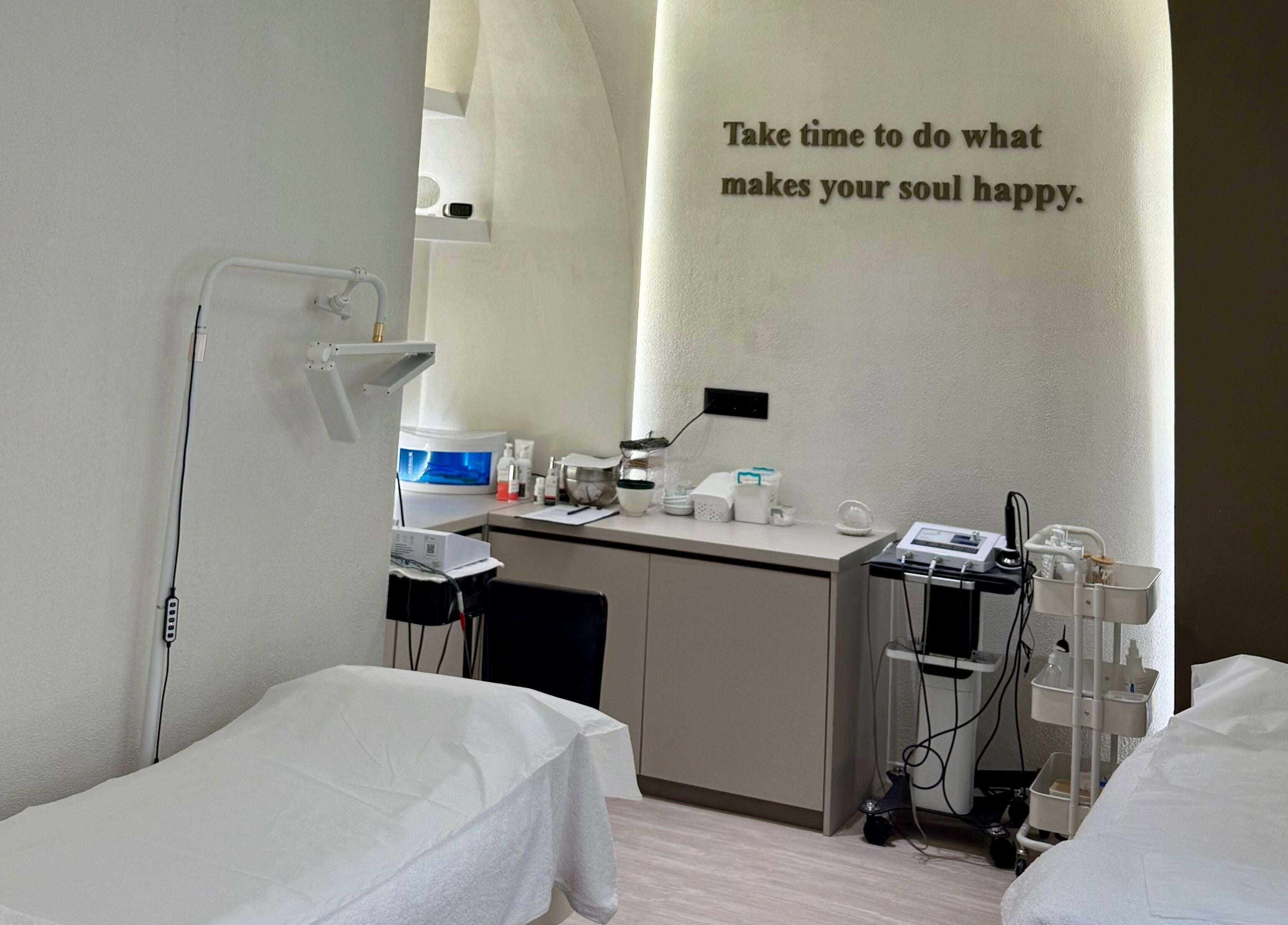 Καλαίσθητο δωμάτιο θεραπείας στο Laser & Beauty Specialists, Περιστέρι GR, με επαγγελματικό εξοπλισμό και μάντρα ευεξίας.