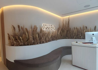 Φουτουριστική ρεσεψιόν στο 'Laser & Beauty Specialists', Peristeri, GR με φυσικά στοιχεία διακόσμησης.