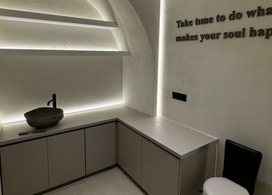 Άνετο εσωτερικό στην Laser & Beauty Specialists, Περιστέρι, GR, με μοντέρνο νιπτήρα και ηρεμία.