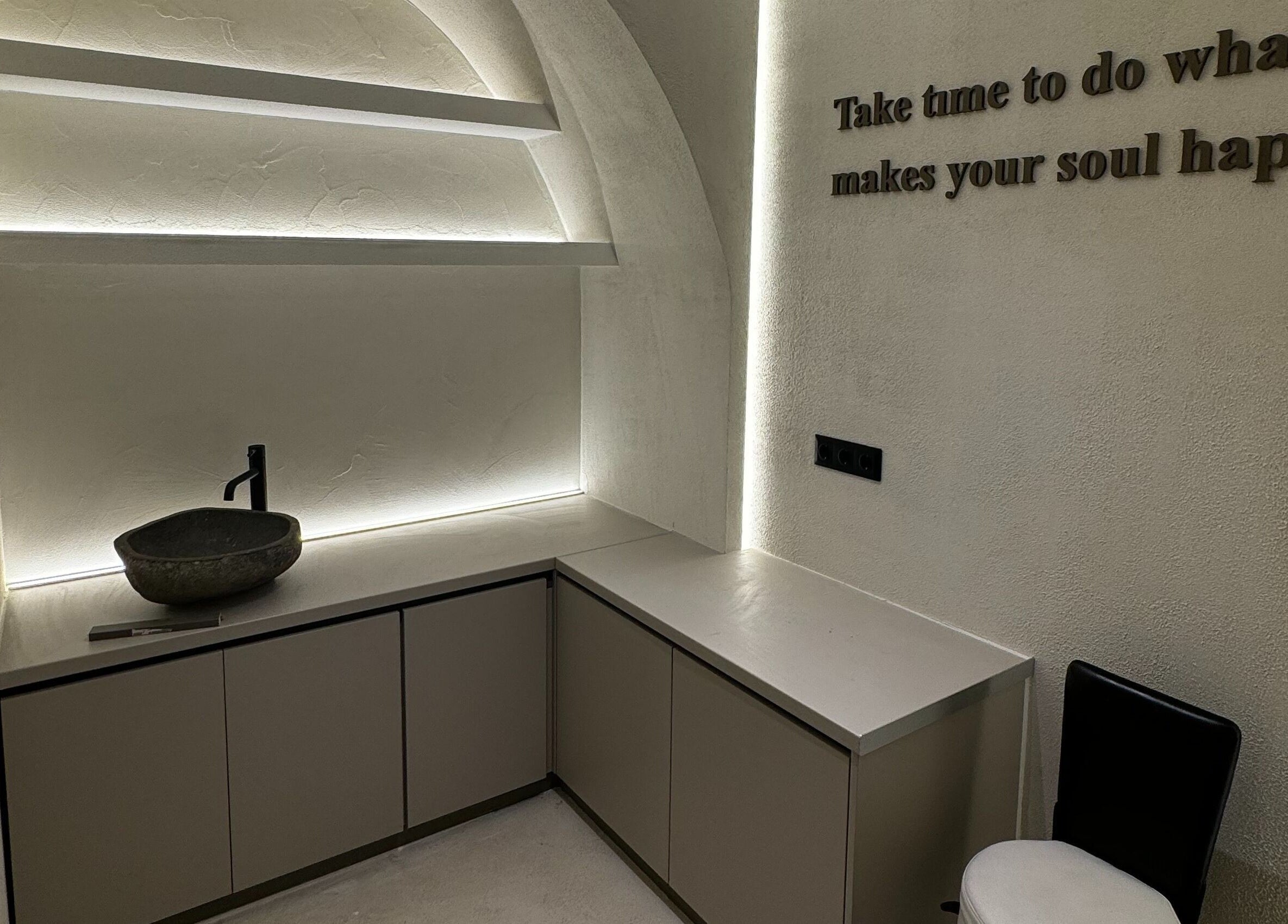 Άνετο εσωτερικό στην Laser & Beauty Specialists, Περιστέρι, GR, με μοντέρνο νιπτήρα και ηρεμία.