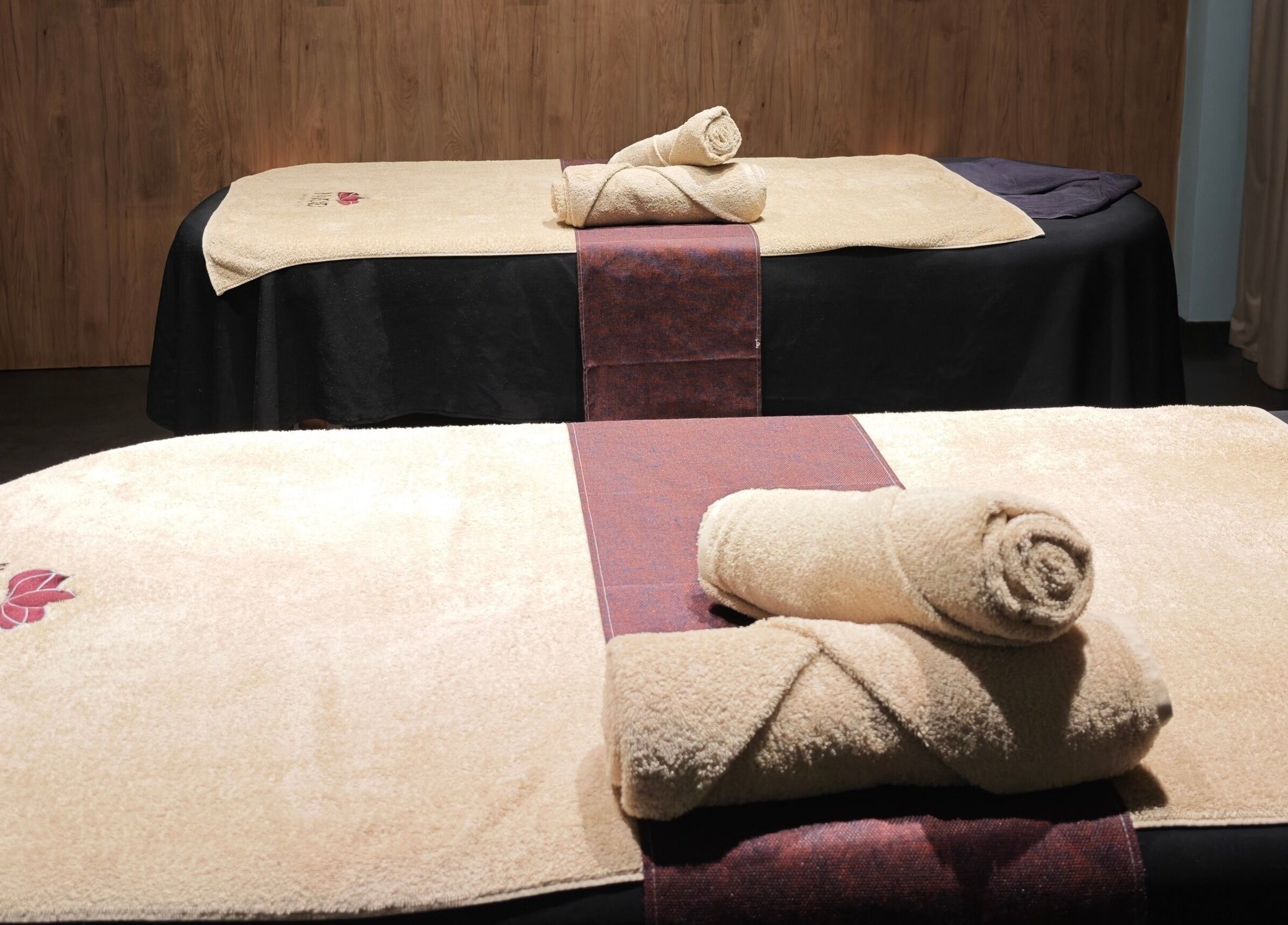 Δύο κρεβάτια μασάζ με πετσέτες στο Invoid Spa, Peristeri, GR.