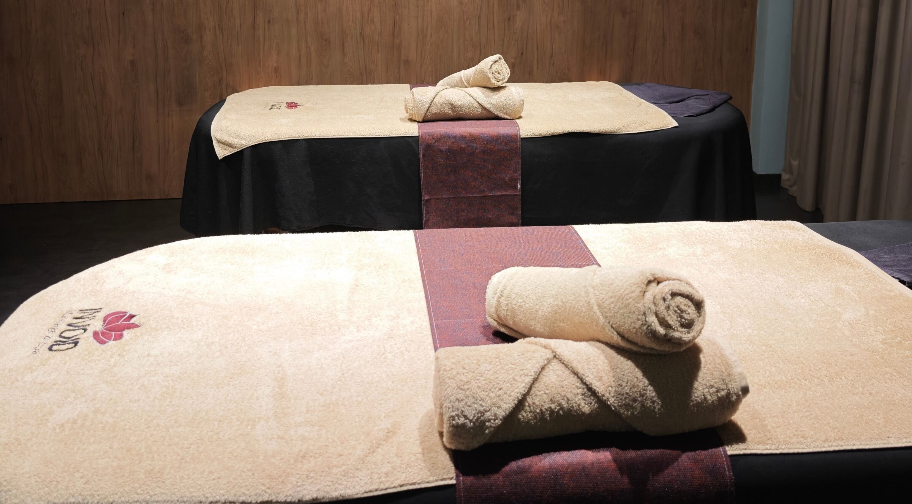 Δύο κρεβάτια μασάζ με πετσέτες στο Invoid Spa, Peristeri, GR.