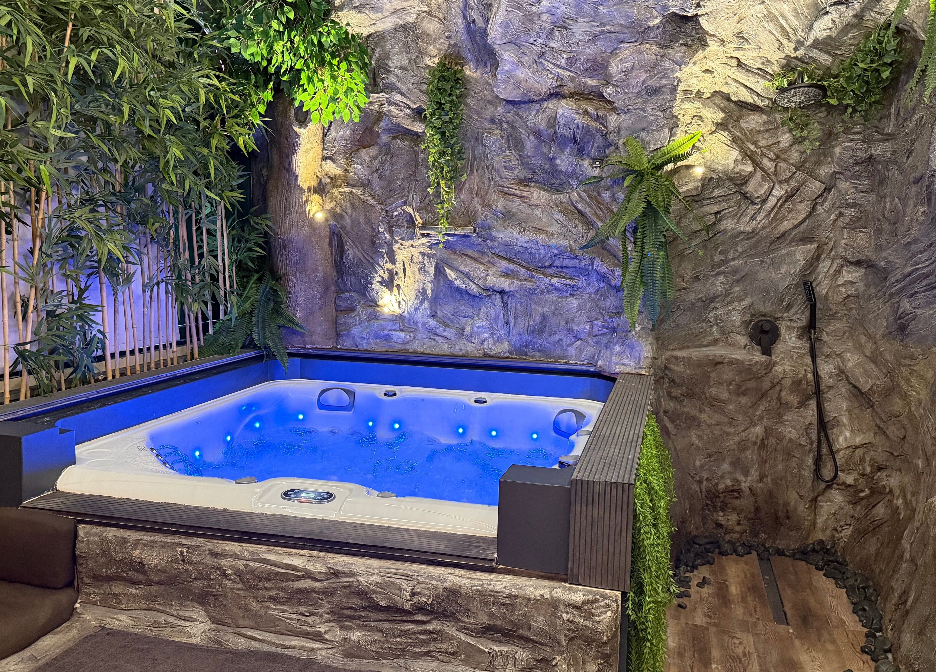 Ζεν τζακούζι στο Invoid Spa, Περιστέρι, GR με φυσικό διάκοσμο και κομψή διαμόρφωση.