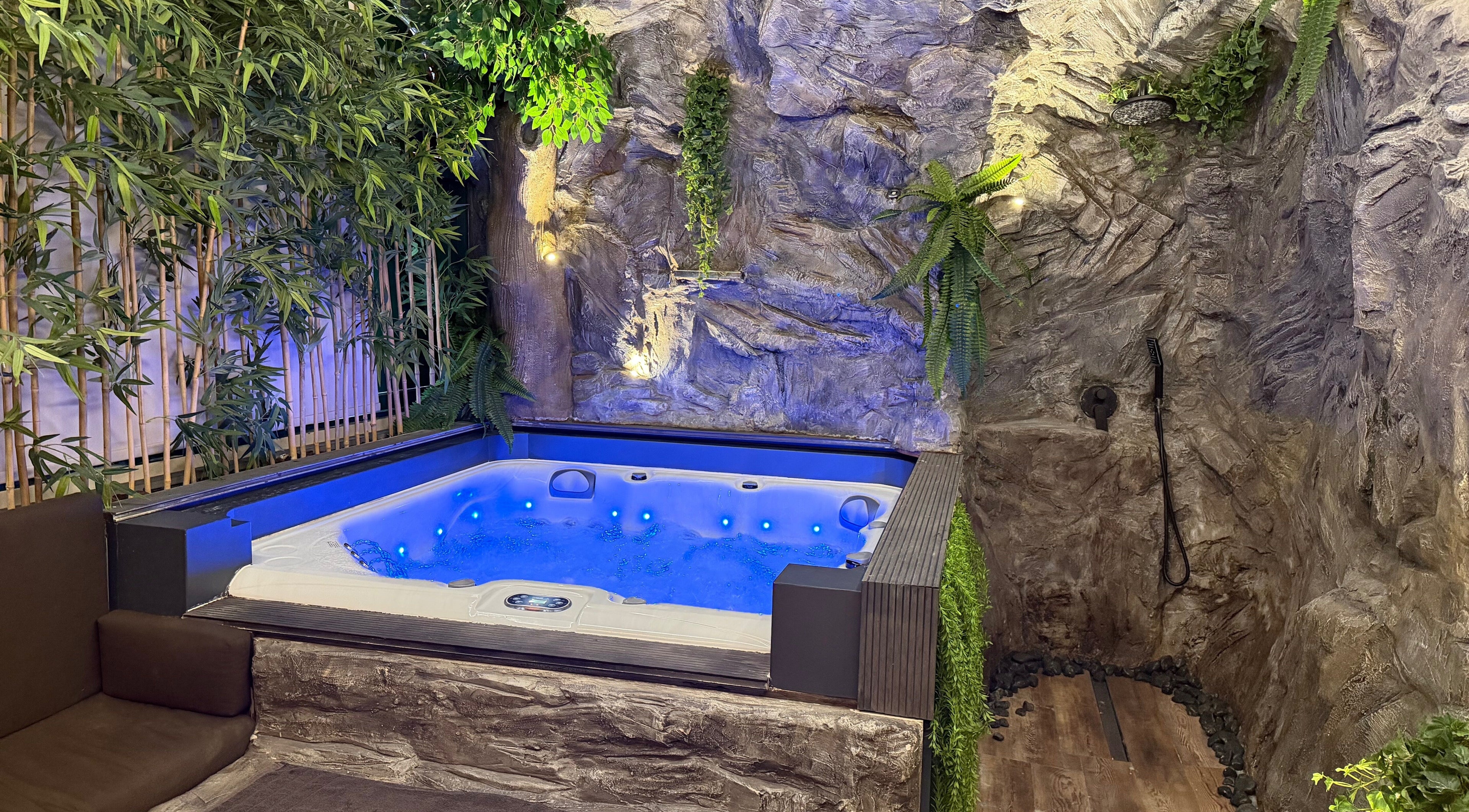 Ζεν τζακούζι στο Invoid Spa, Περιστέρι, GR με φυσικό διάκοσμο και κομψή διαμόρφωση.