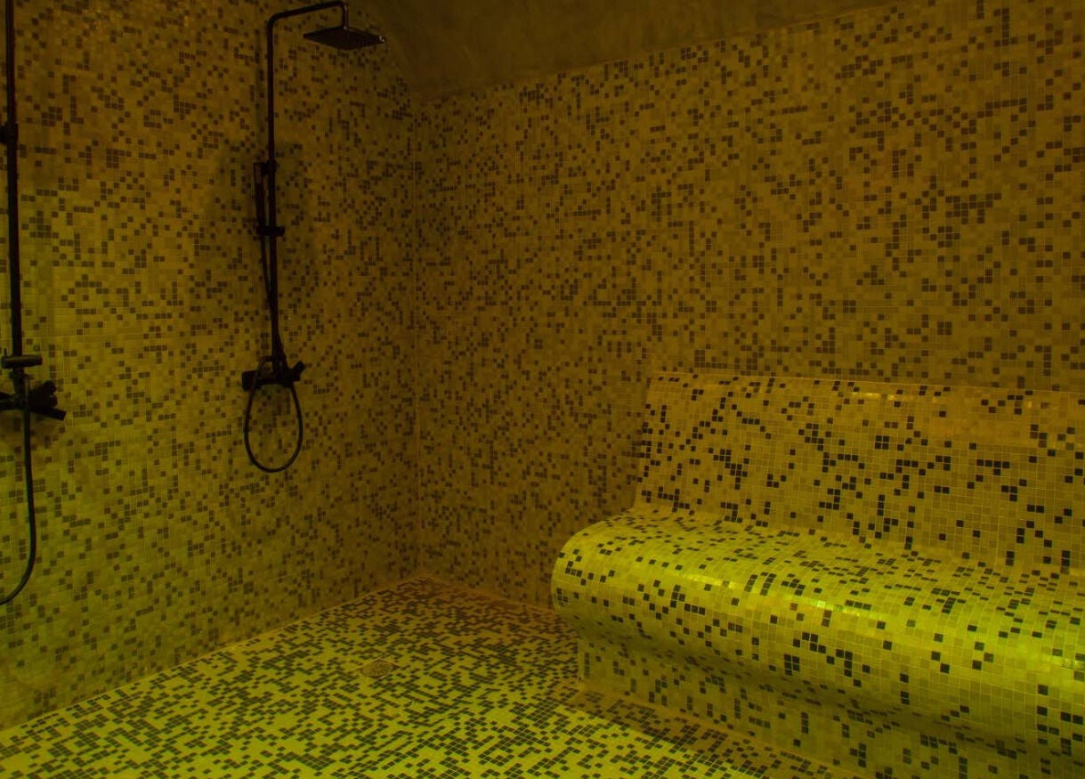 Χαμάμ με πλακάκια στο Invoid Spa, Peristeri, GR για απόλυτη χαλάρωση.
