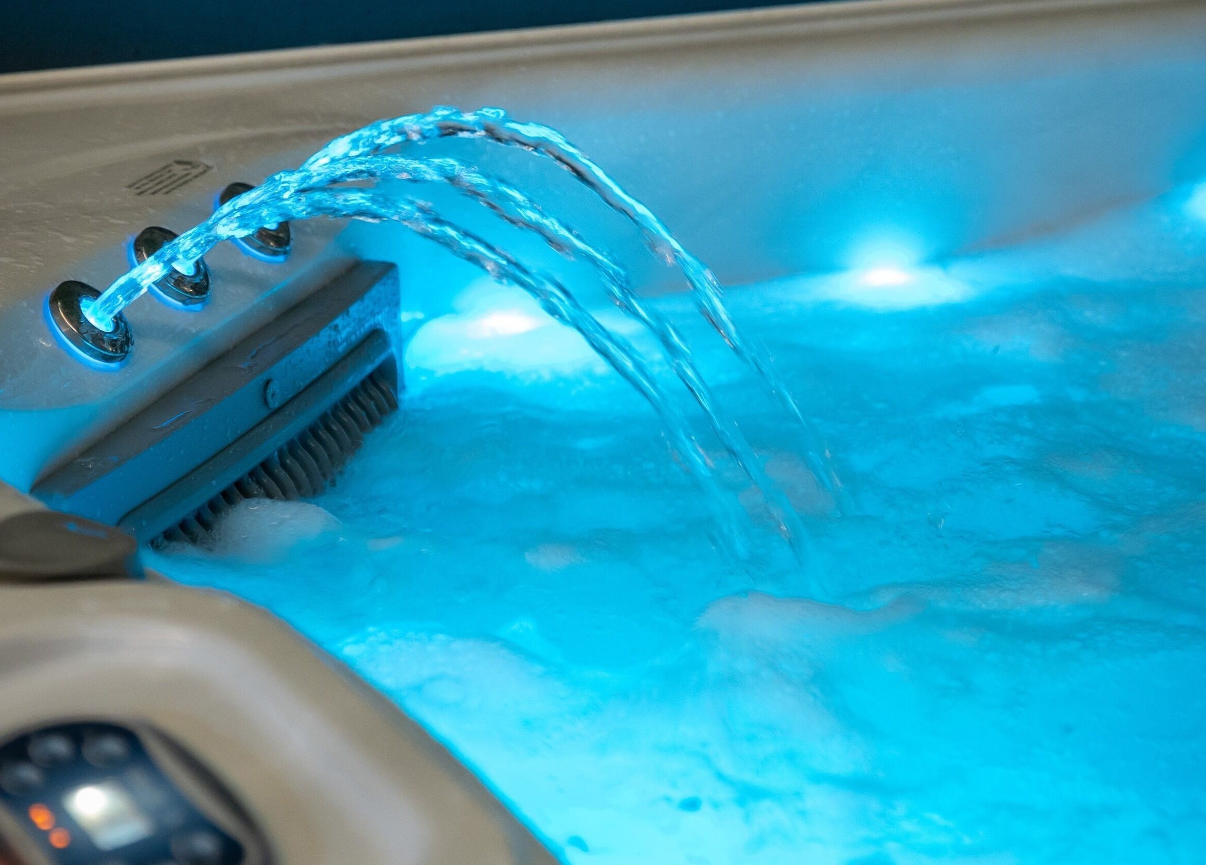 Πολυτελές τζακούζι στο Invoid Spa, Peristeri, GR με χαλαρωτικό μπλε φωτισμό.