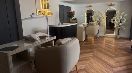 11 Beauty House
