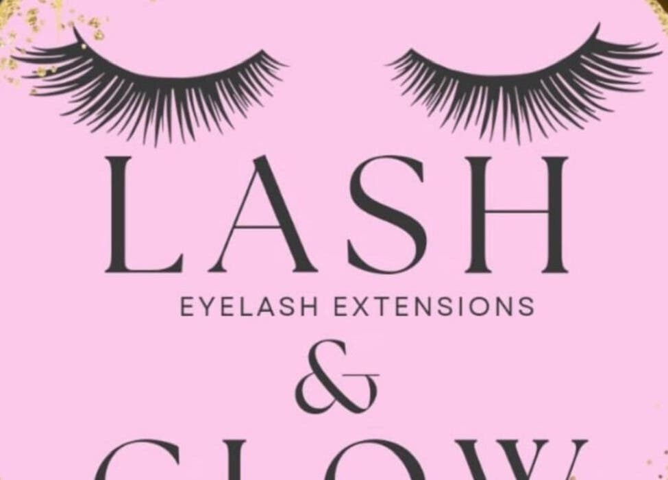 Logotipo rosa de Lash & Glow Nails en Panamá, Provincia De Panamá, PA resaltado con pestañas elegantes.