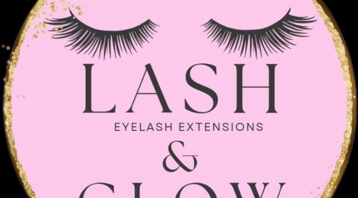 Logotipo rosa de Lash & Glow Nails en Panamá, Provincia De Panamá, PA resaltado con pestañas elegantes.
