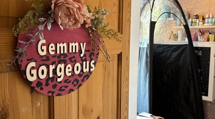 Gemmy Gorgeous entrance with stylish decor in Leeds, England, GB.