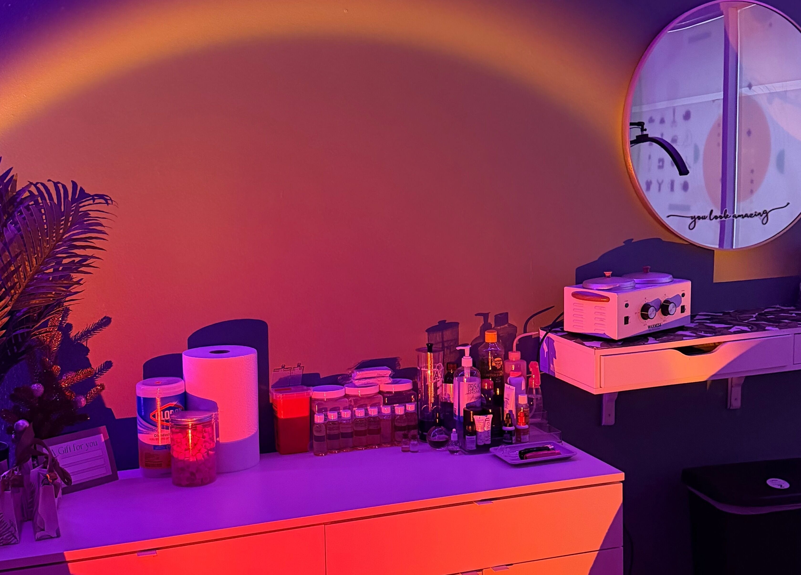 Interior del Brows Truck Box en Camuy, US, con iluminación cálida y decoración acogedora.