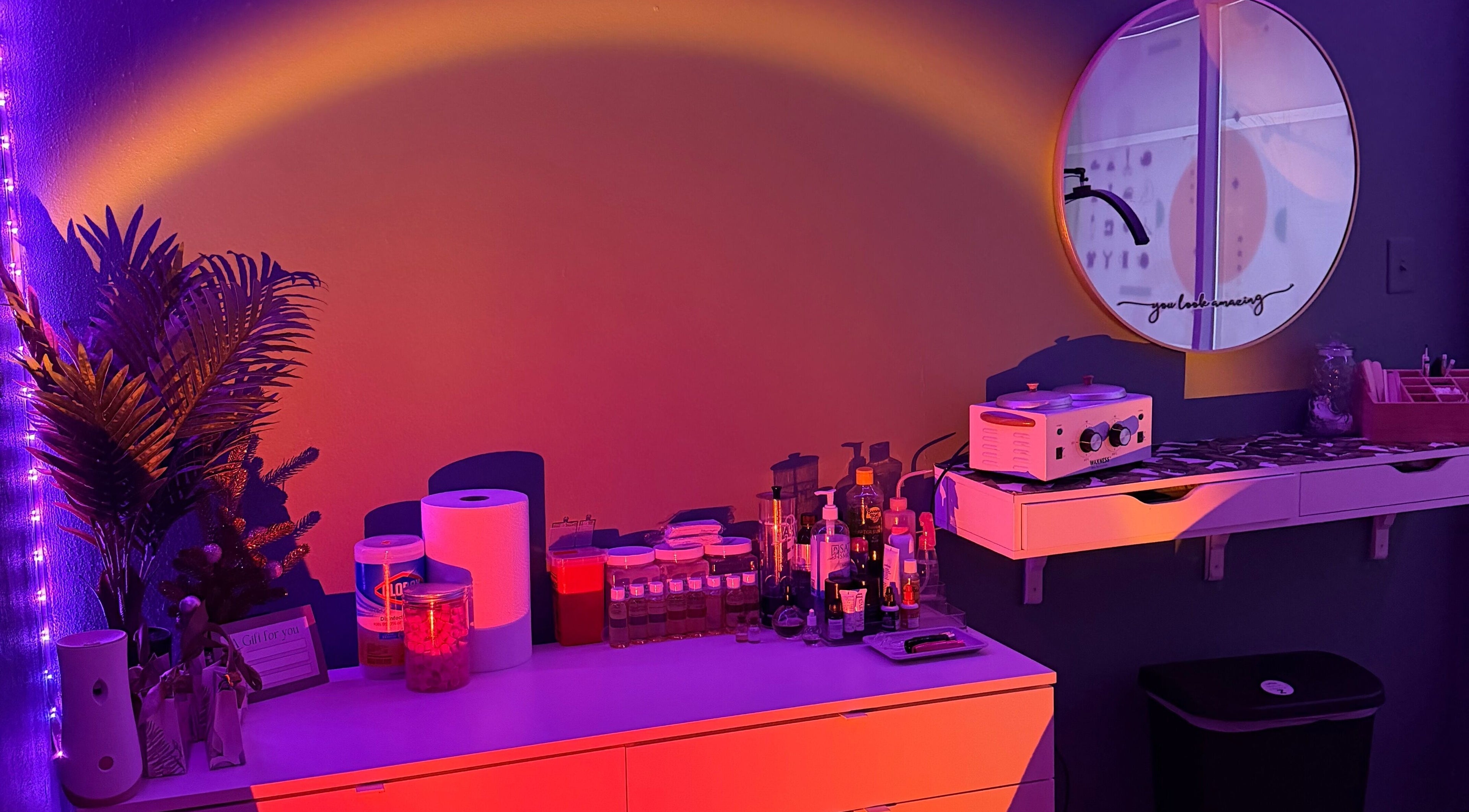 Interior del Brows Truck Box en Camuy, US, con iluminación cálida y decoración acogedora.