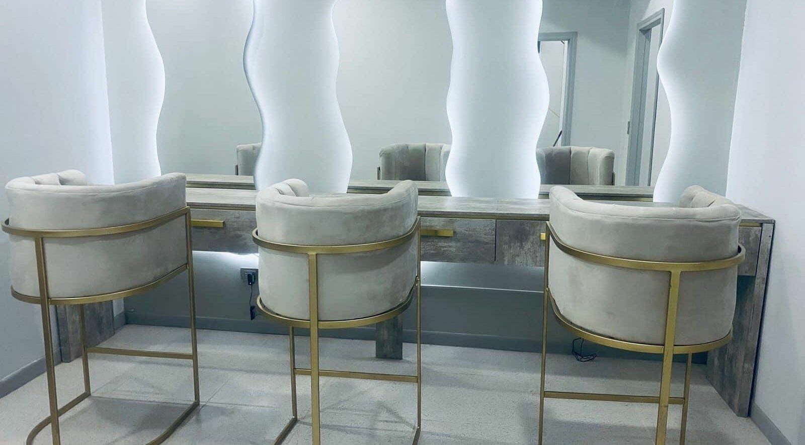 Sillas modernas en la sala de belleza Mubali Alisado Capilar, Chihuahua, Chihuahua, MX.