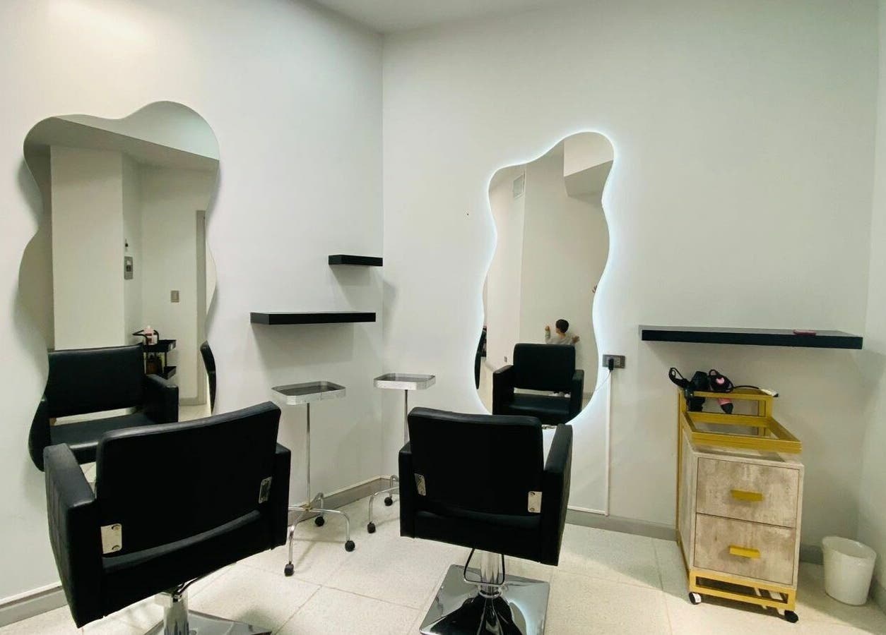 Sala de belleza moderna en Mubali Alisado Capilar, Chihuahua, Chihuahua, MX, con espejos elegantes.