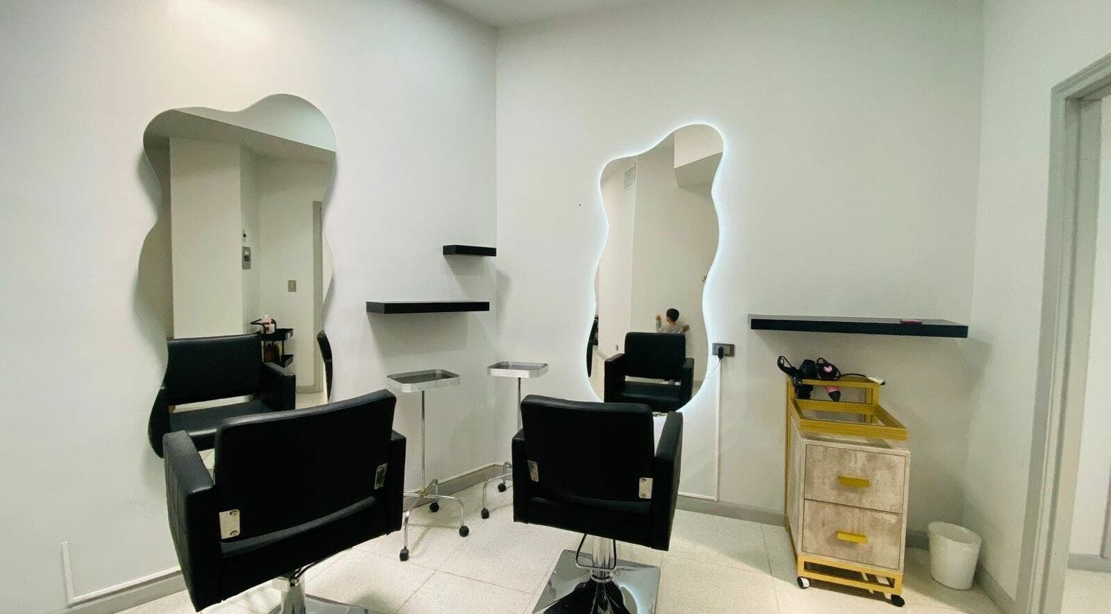 Sala de belleza moderna en Mubali Alisado Capilar, Chihuahua, Chihuahua, MX, con espejos elegantes.