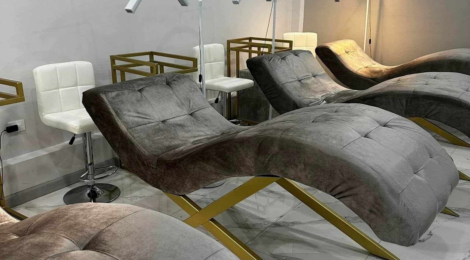 Lujosas sillas de descanso en Mubali Alisado Capilar, Chihuahua, MX, ideales para tratamientos de belleza.