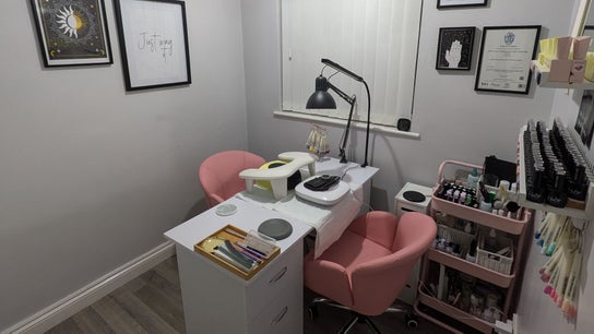 Kimberley Hughes Nail Artist