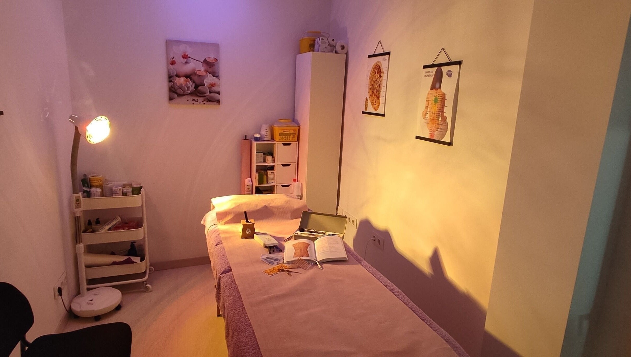 Sala de tratamiento en Dietflash & Nutriconsulta, Badalona, Catalunya, ES, con iluminación suave y mobiliario acogedor.