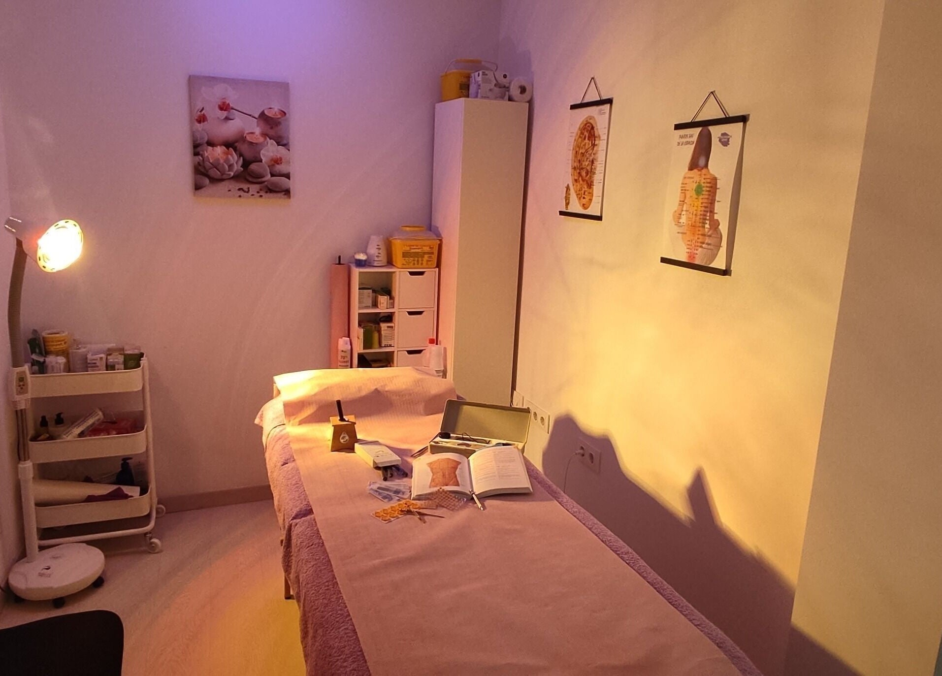 Sala de tratamiento en Dietflash & Nutriconsulta, Badalona, Catalunya, ES, con iluminación suave y mobiliario acogedor.