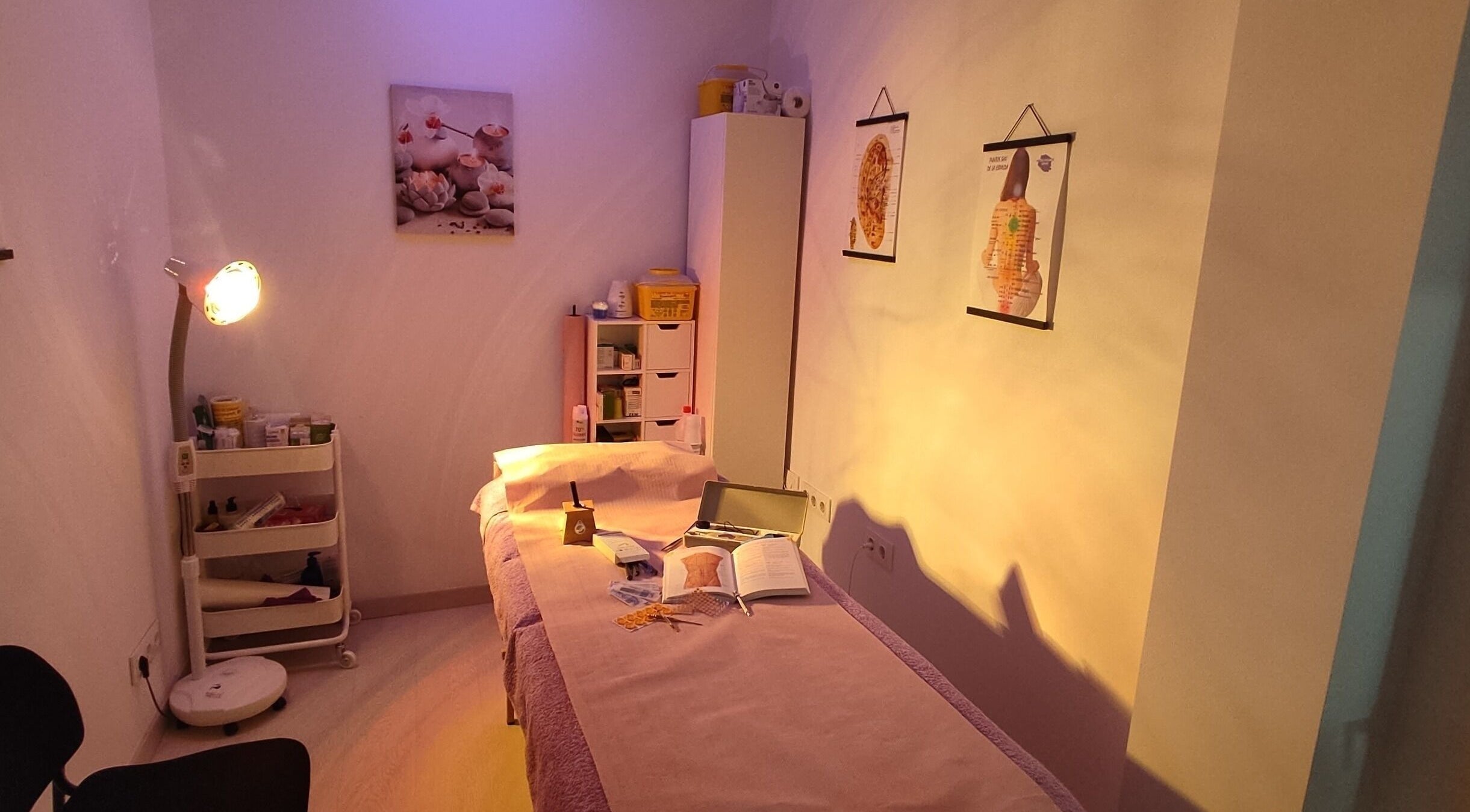 Sala de tratamiento en Dietflash & Nutriconsulta, Badalona, Catalunya, ES, con iluminación suave y mobiliario acogedor.