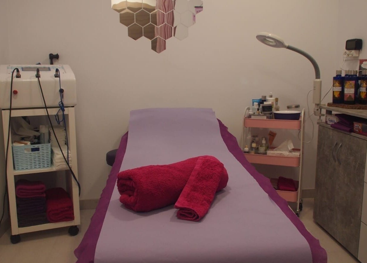 Sala de tratamientos en Dietflash & Nutriconsulta, Badalona, Catalunya, ES. Camilla con toallas rojas y equipo de belleza.