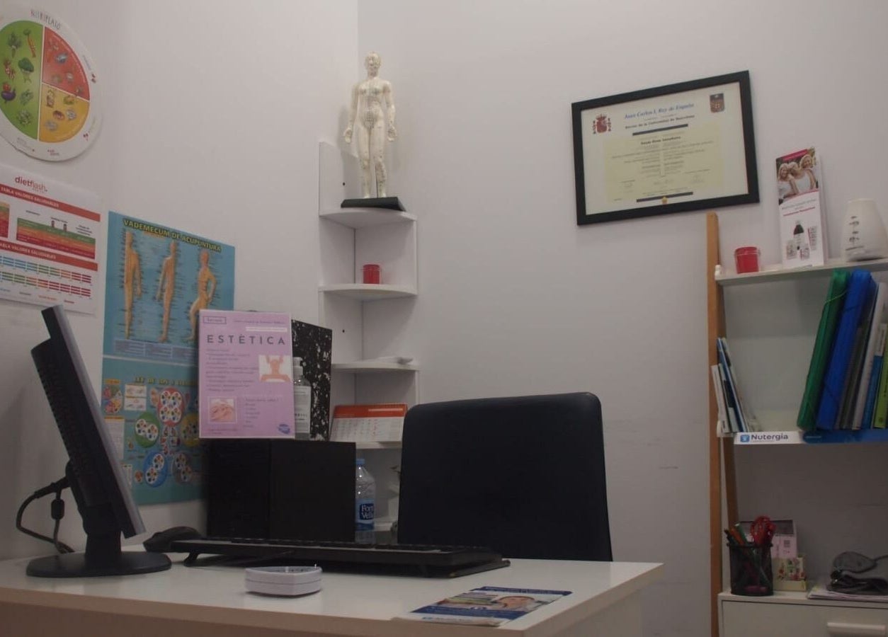Consulta profesional en Dietflash & Nutriconsulta, Badalona, Catalunya, ES, con decoración y certificados visibles.