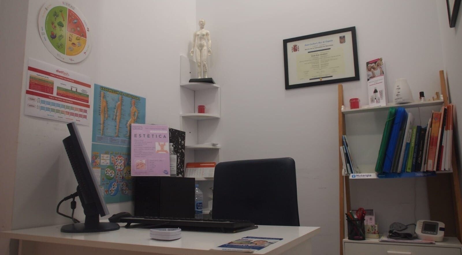 Consulta profesional en Dietflash & Nutriconsulta, Badalona, Catalunya, ES, con decoración y certificados visibles.