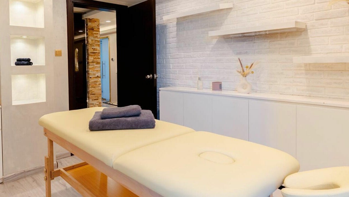Calm massage room at Effect Spa, Dubai, Dubai, AE with sleek decor and luxurious treatment table.