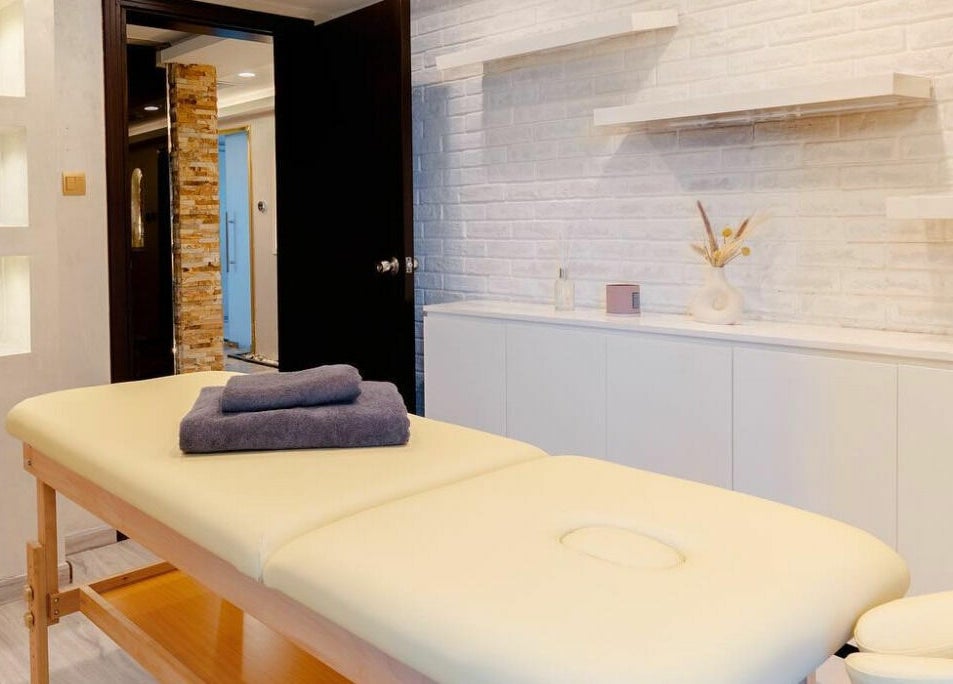Calm massage room at Effect Spa, Dubai, Dubai, AE with sleek decor and luxurious treatment table.