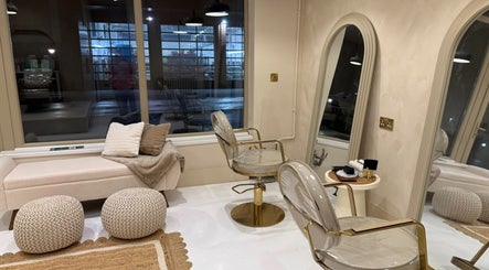 Elegant seating area in Vanity salon, Stoke-on-Trent, England, GB with stylish mirrors and chairs.