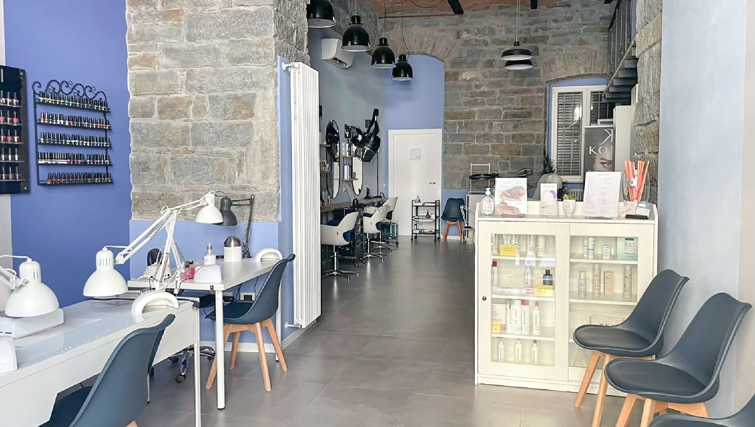 Salone elegante di iobeauty a Trieste, Friuli-venezia Giulia, IT, con arredi moderni e pareti in pietra.