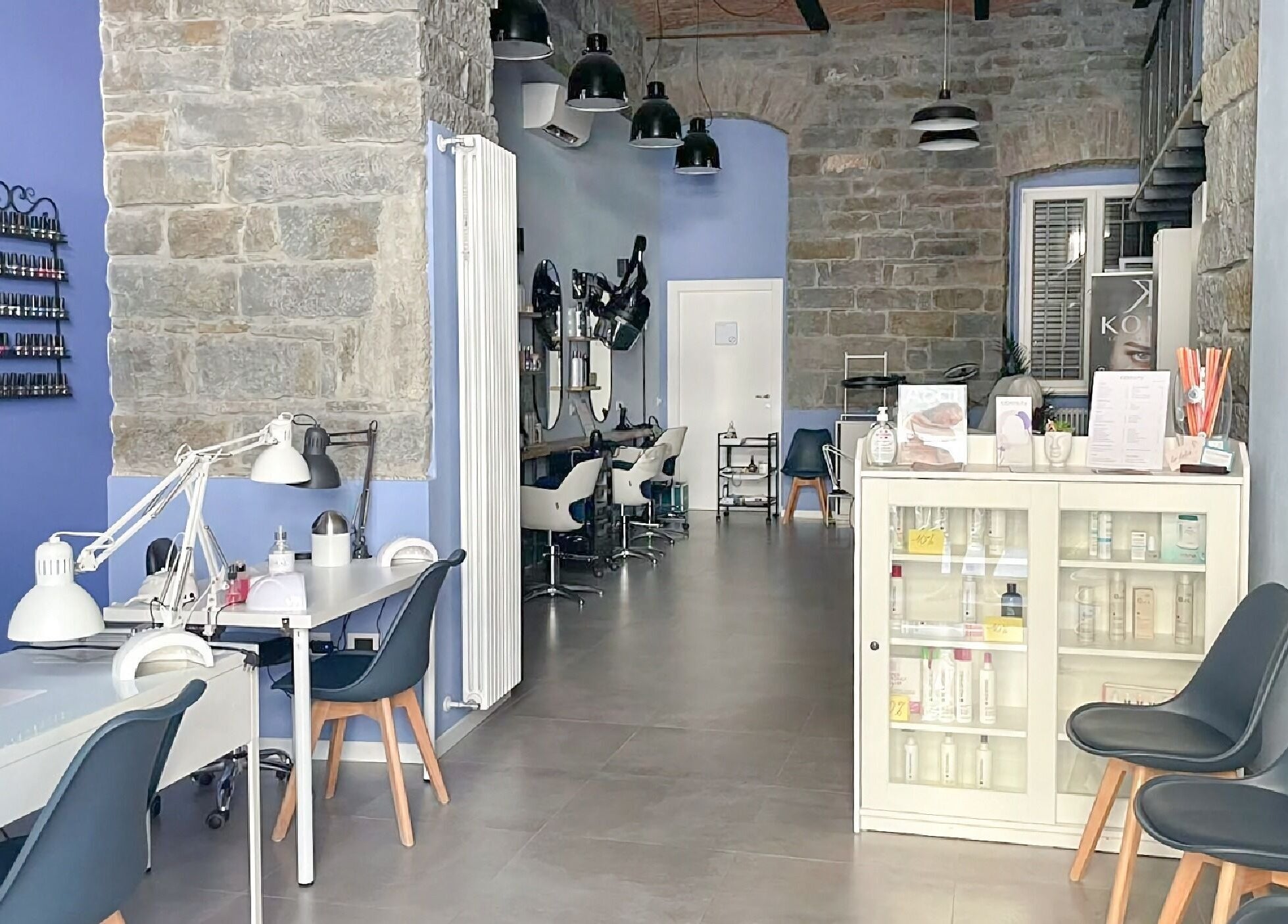 Salone elegante di iobeauty a Trieste, Friuli-venezia Giulia, IT, con arredi moderni e pareti in pietra.