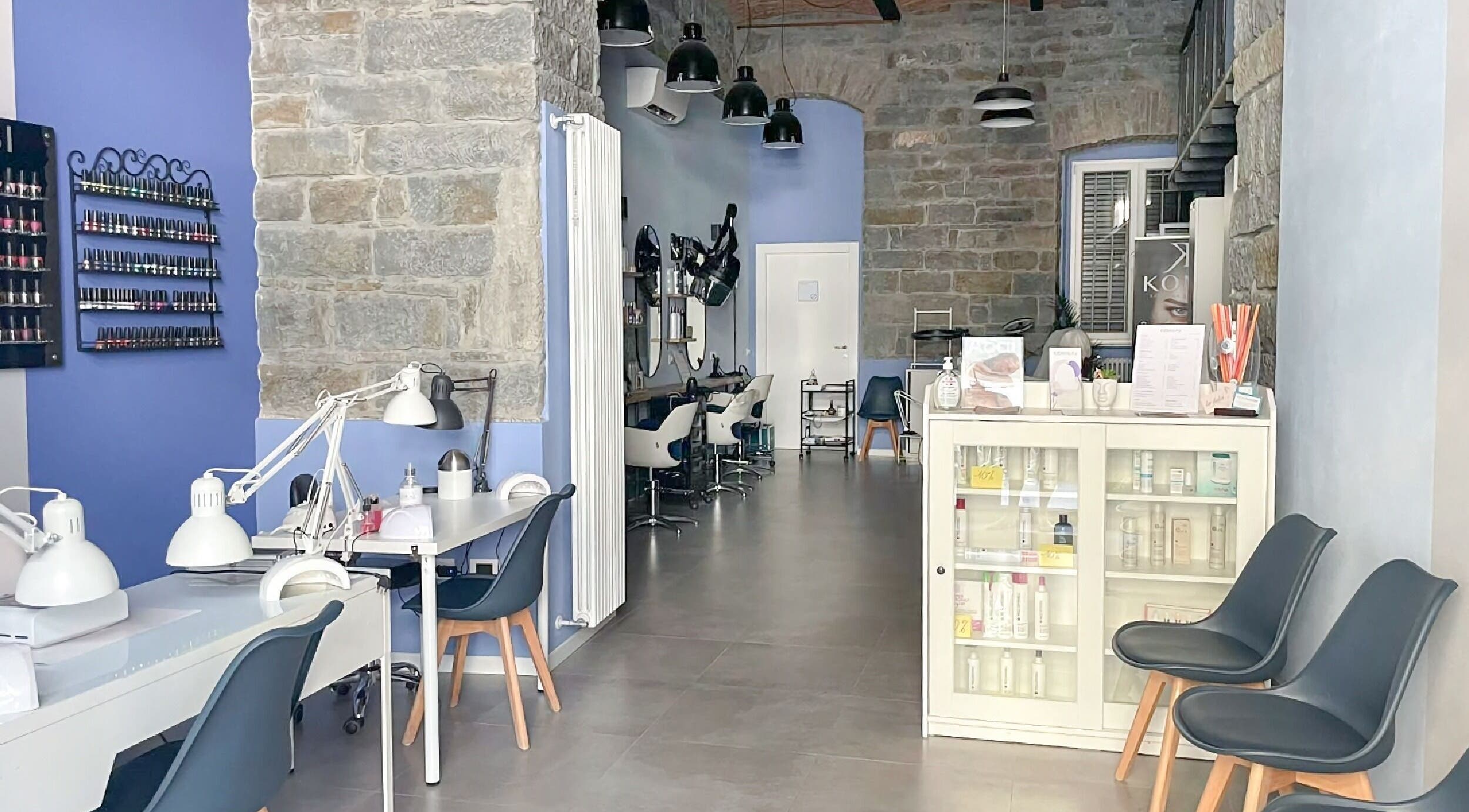 Salone elegante di iobeauty a Trieste, Friuli-venezia Giulia, IT, con arredi moderni e pareti in pietra.