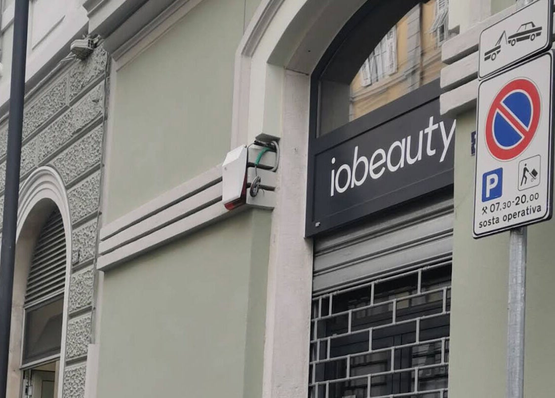 Ingresso di iobeauty a Trieste, Friuli-venezia Giulia, IT, con segnaletica stradale visibile.