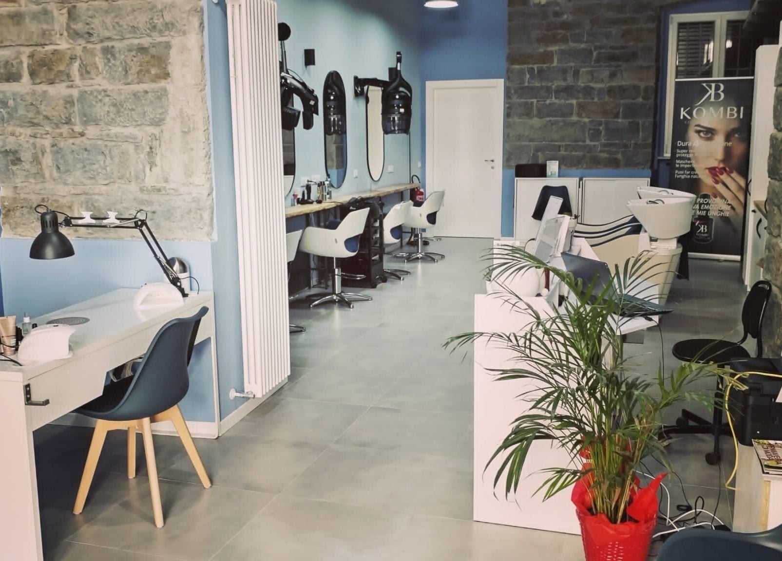 Sala trattamenti iobeauty a Trieste, Friuli-Venezia Giulia, IT con decorazioni moderne e sedie bianche.