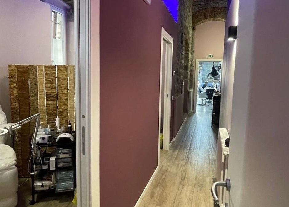 Corridoio elegante dello studio iobeauty a Trieste, Friuli-Venezia Giulia, IT con poltrona e attrezzature.