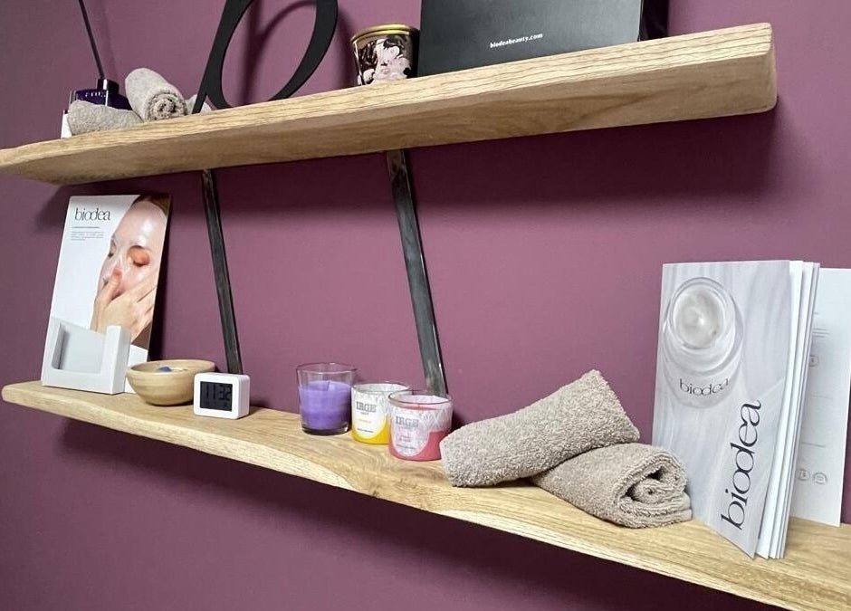 Scaffale decorativo con candele e brochure a iobeauty, Trieste, Friuli-venezia Giulia, IT.