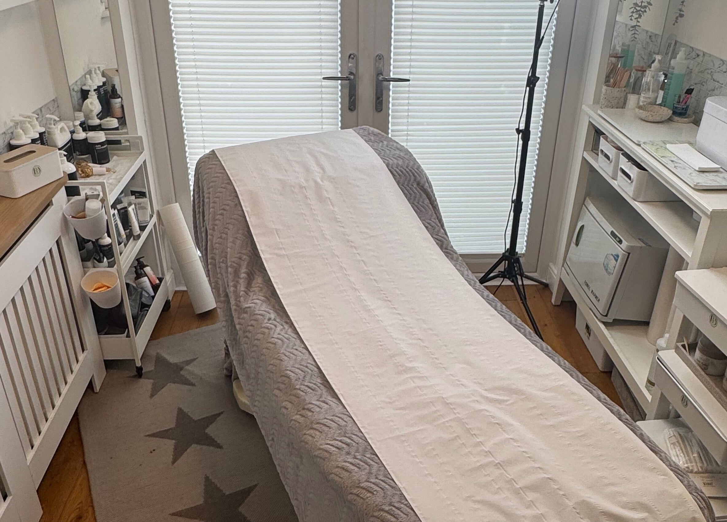 Cozy treatment room at Beauty Suite by Annabel, Eastleigh, England, GB with a massage table.