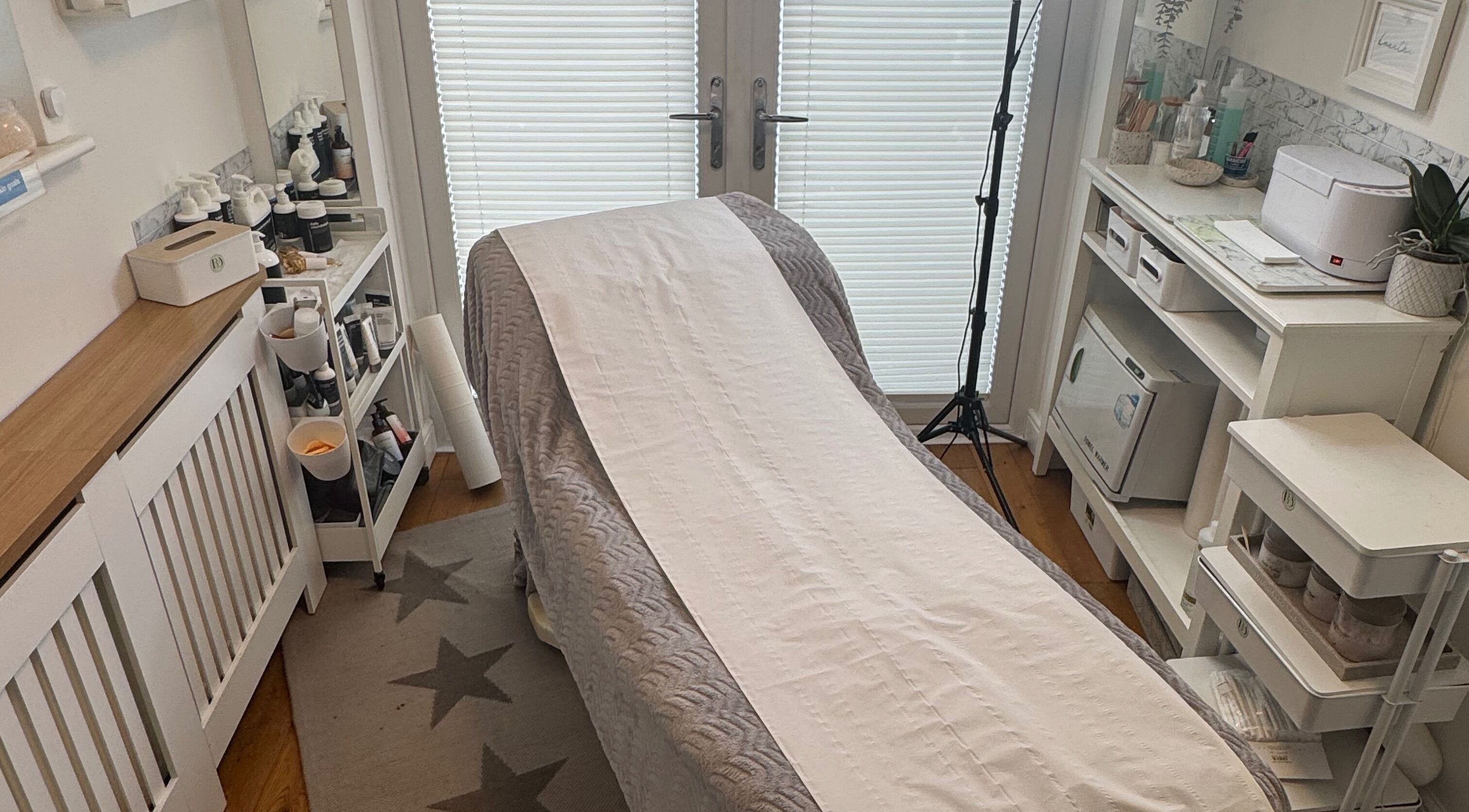 Cozy treatment room at Beauty Suite by Annabel, Eastleigh, England, GB with a massage table.