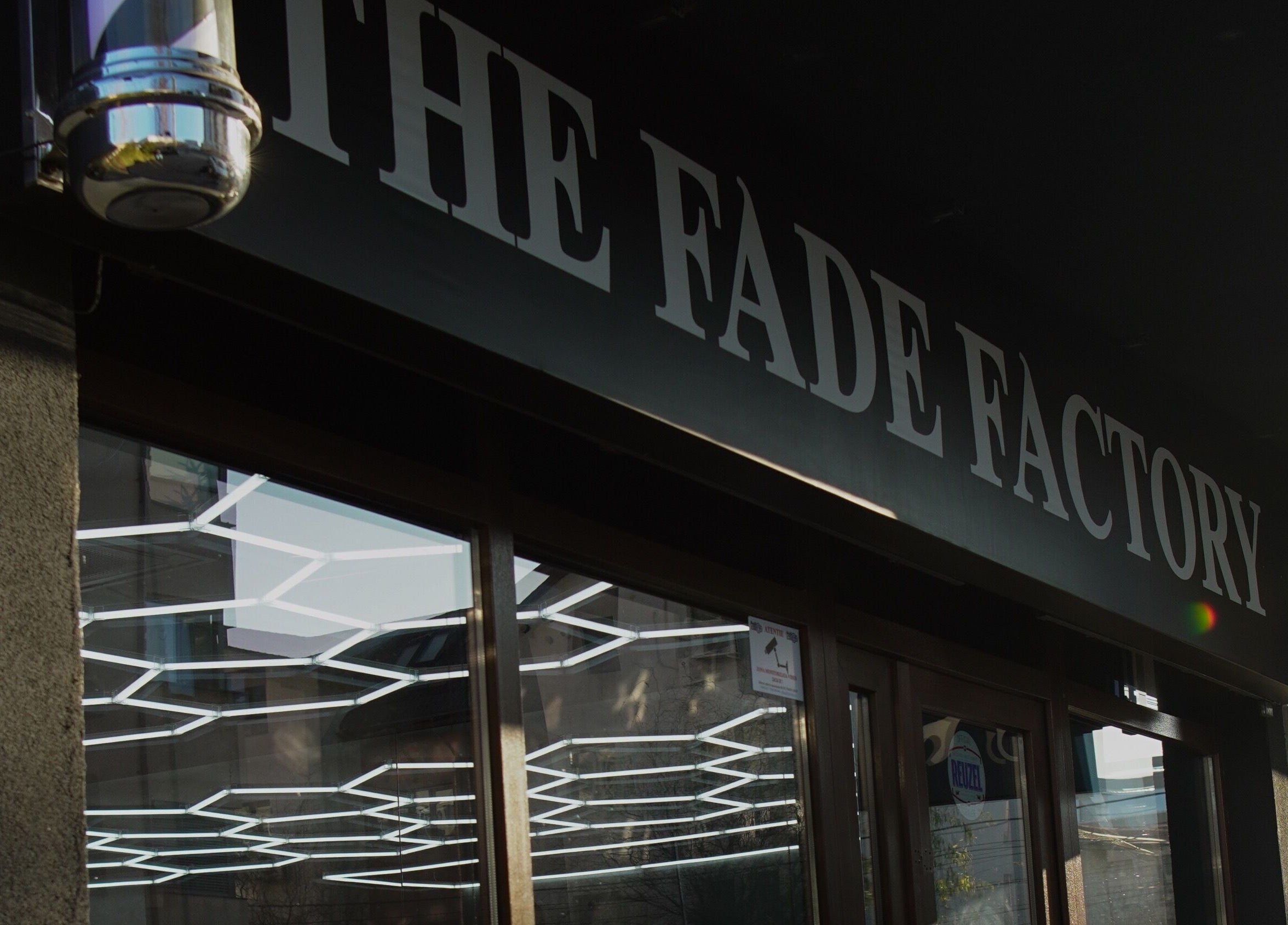 Intrare FADE FACTORY POPESTI cu iluminare modernă, Popesti-Leordeni, România, RO.