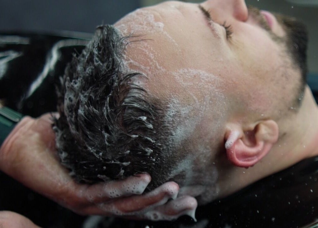 Spălarea părului la FADE FACTORY POPESTI, Popești-leordeni, România, RO. Relaxare supremă și îngrijire profesională.