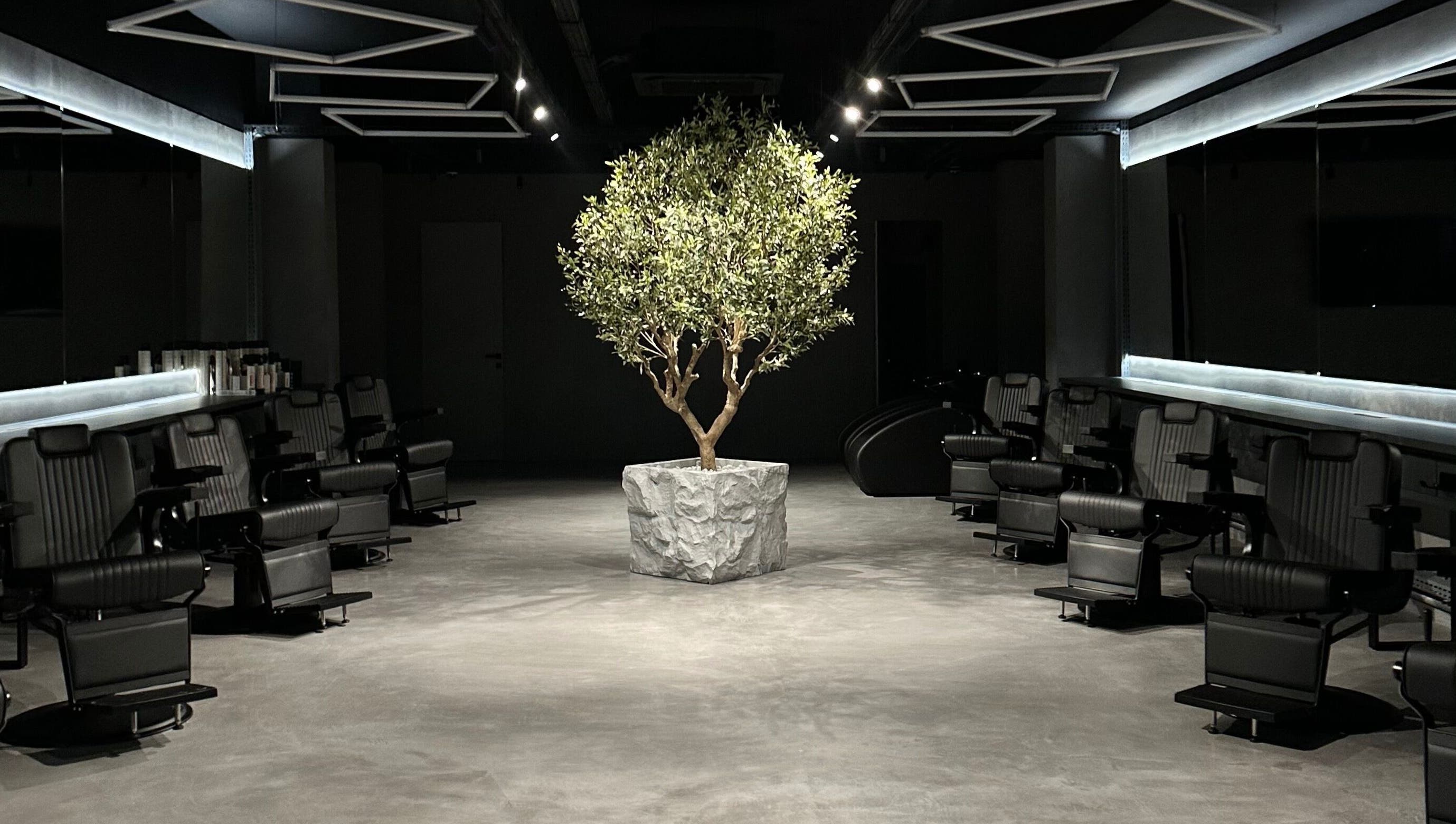 Interior elegant la FADE FACTORY PALLADY, București, București, RO, cu scaune și un copac central.