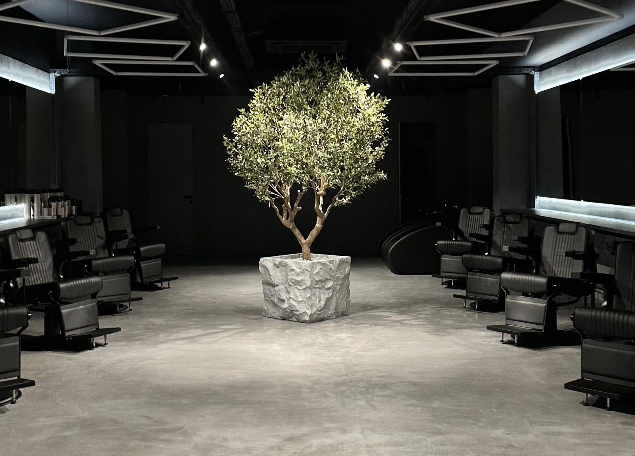 Interior elegant la FADE FACTORY PALLADY, București, București, RO, cu scaune și un copac central.