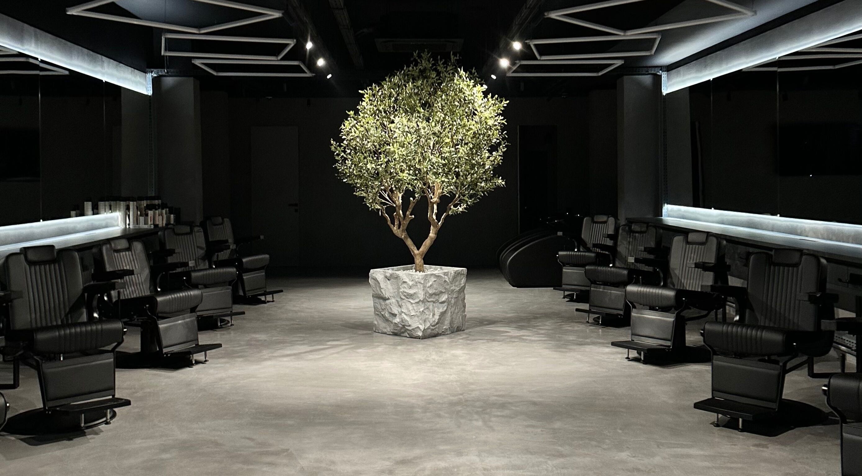 Interior elegant la FADE FACTORY PALLADY, București, București, RO, cu scaune și un copac central.