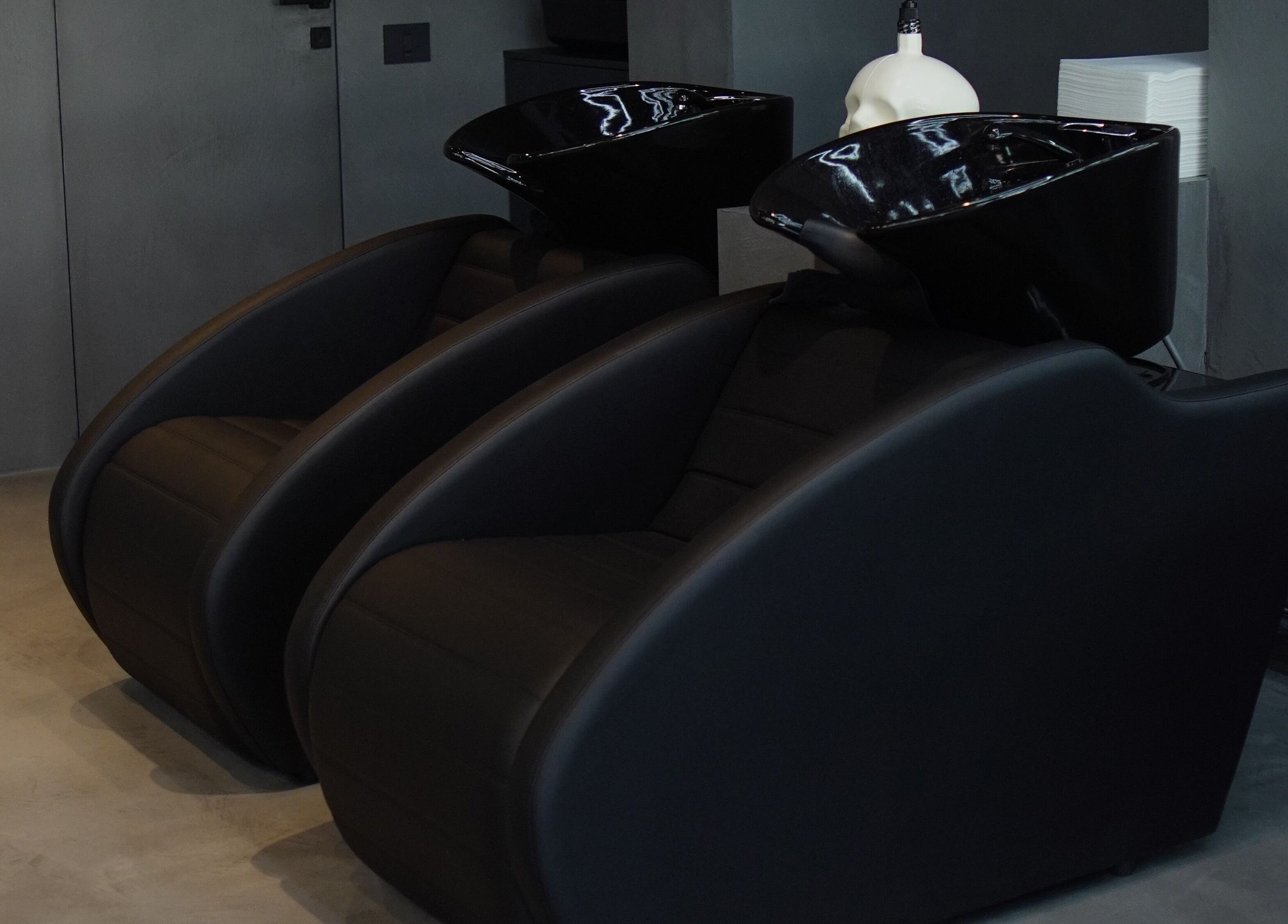 Scaune moderne pentru spălare la FADE FACTORY PALLADY, București, București, RO.