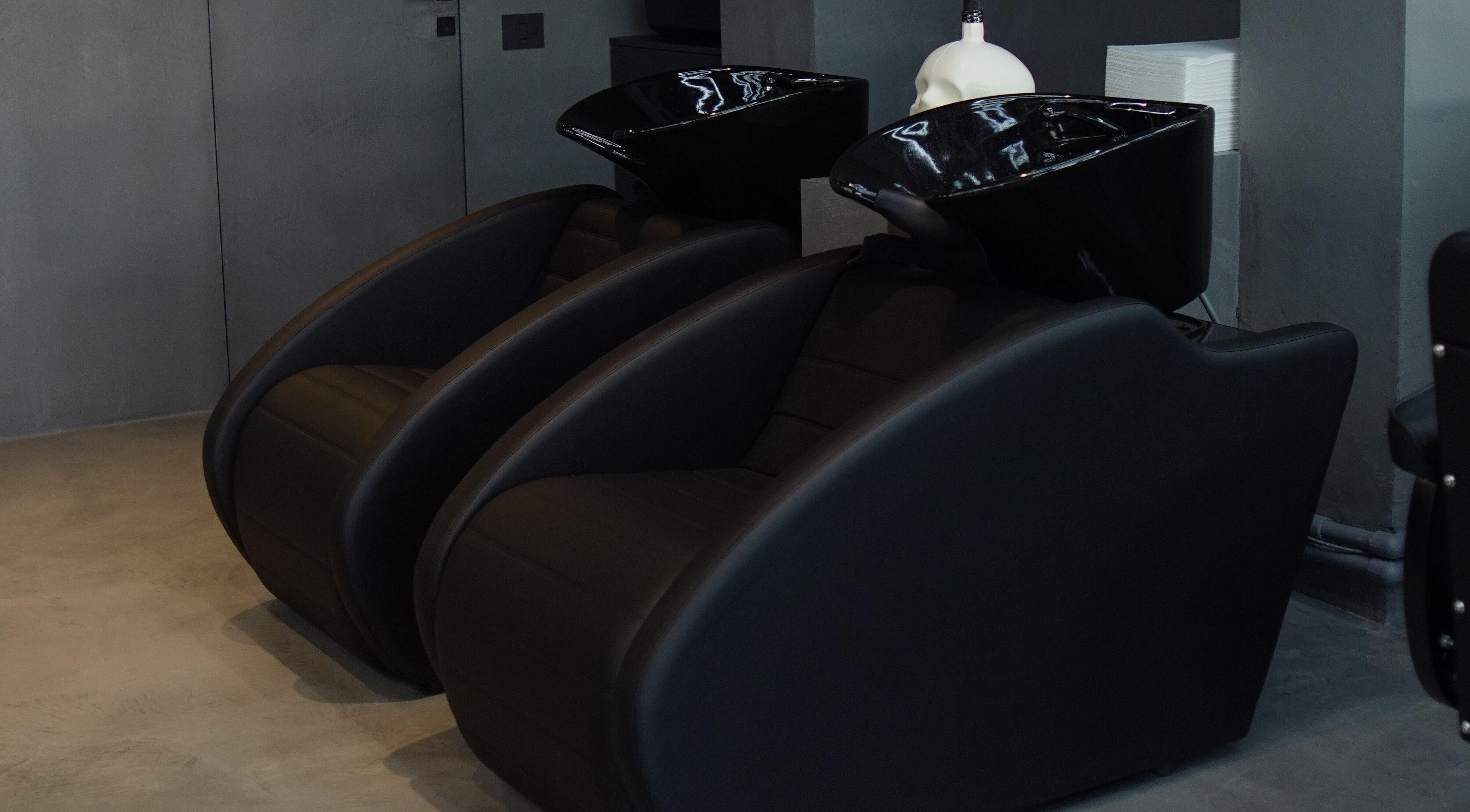 Scaune moderne pentru spălare la FADE FACTORY PALLADY, București, București, RO.