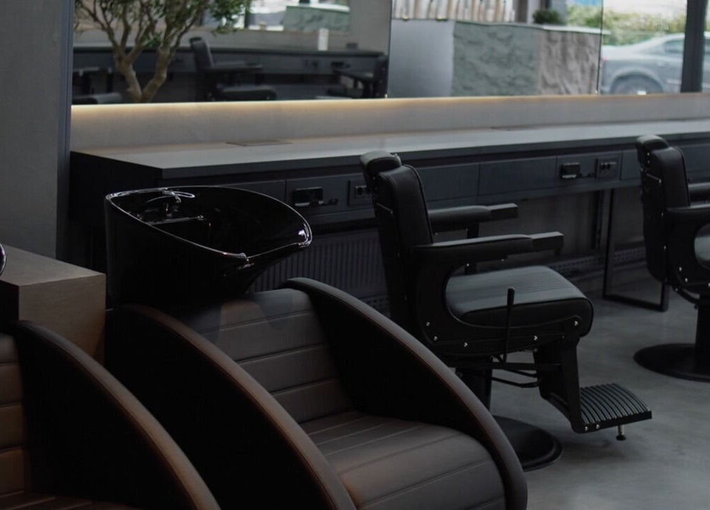 Interior modern al FADE FACTORY PALLADY, București, București, RO, cu scaune elegante și chiuvete stilizate.