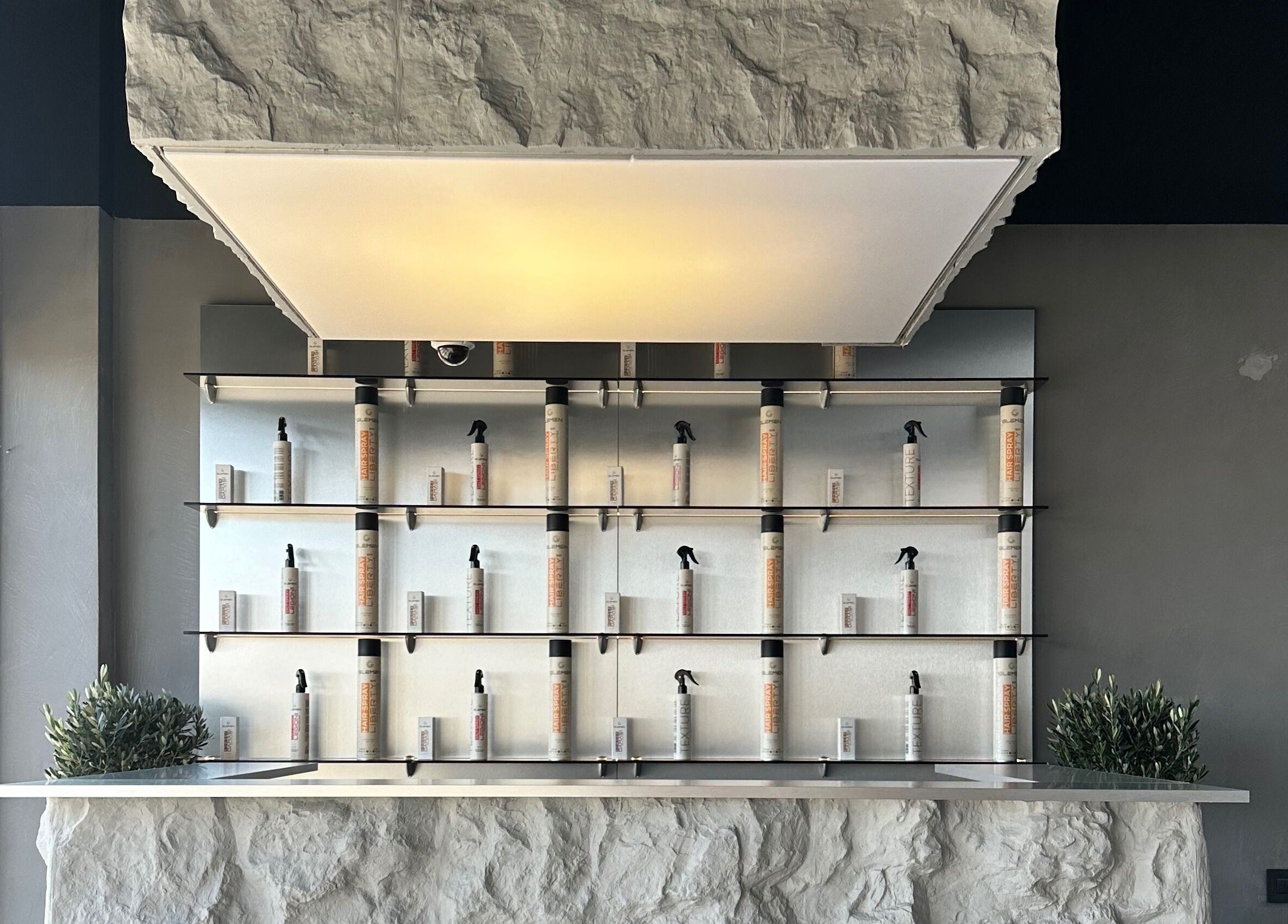 Rafturi moderne la FADE FACTORY PALLADY, București, București, RO, evidențiind produse de frumusețe.