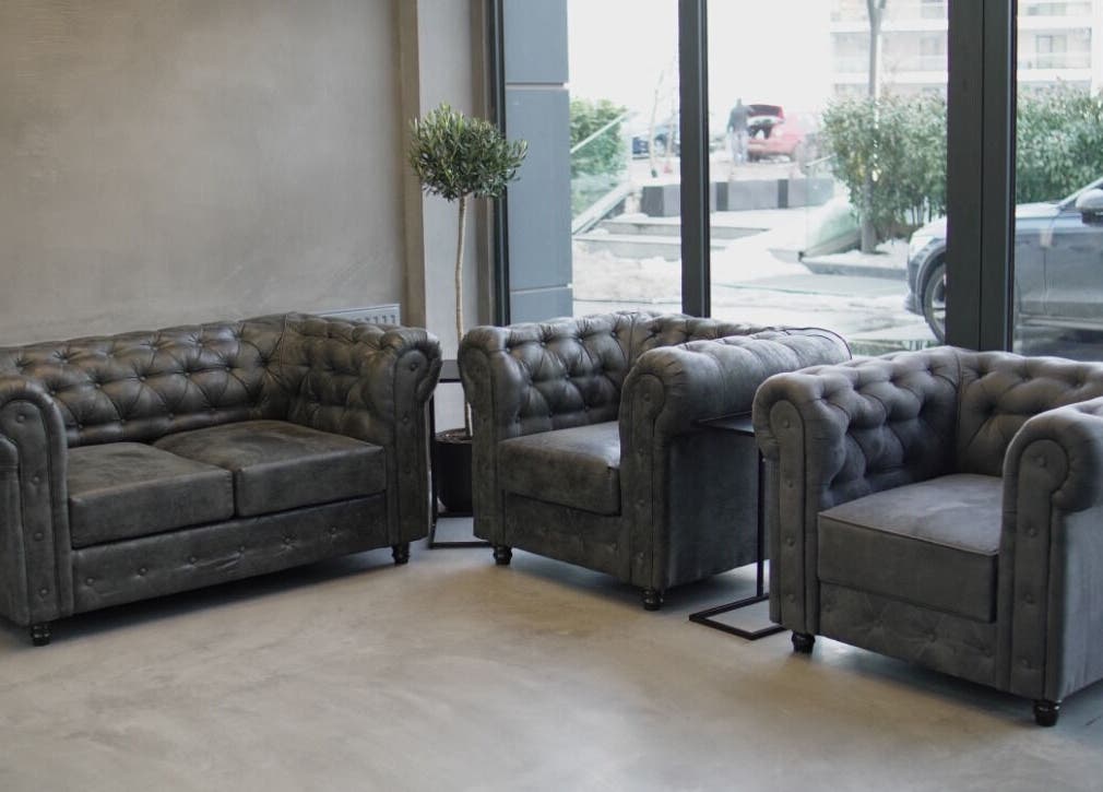 Canapele elegante la FADE FACTORY PALLADY, București, București, RO, creează un spațiu primitor.