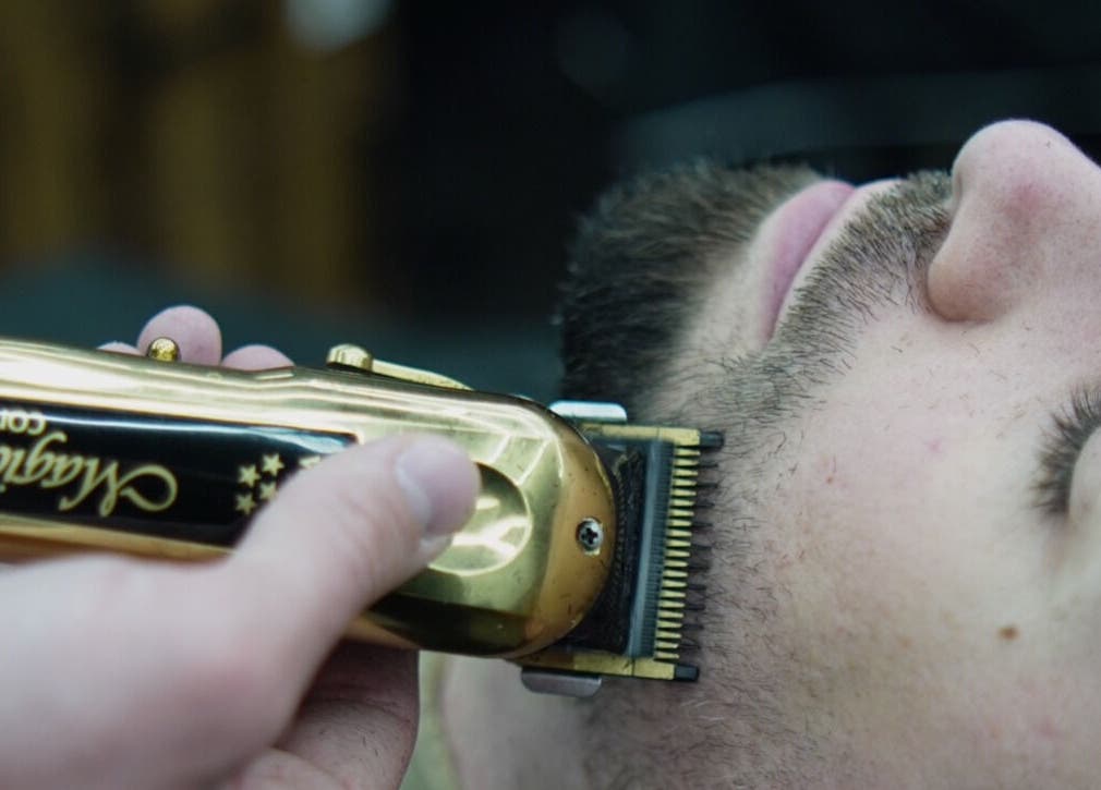 Tundere stilizată la FADE FACTORY PALLADY, București, București, RO, pentru un aspect îngrijit.